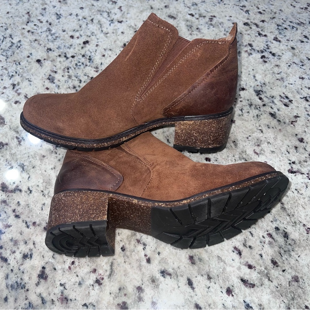 Aetrex Suede Brown Ankle Boots